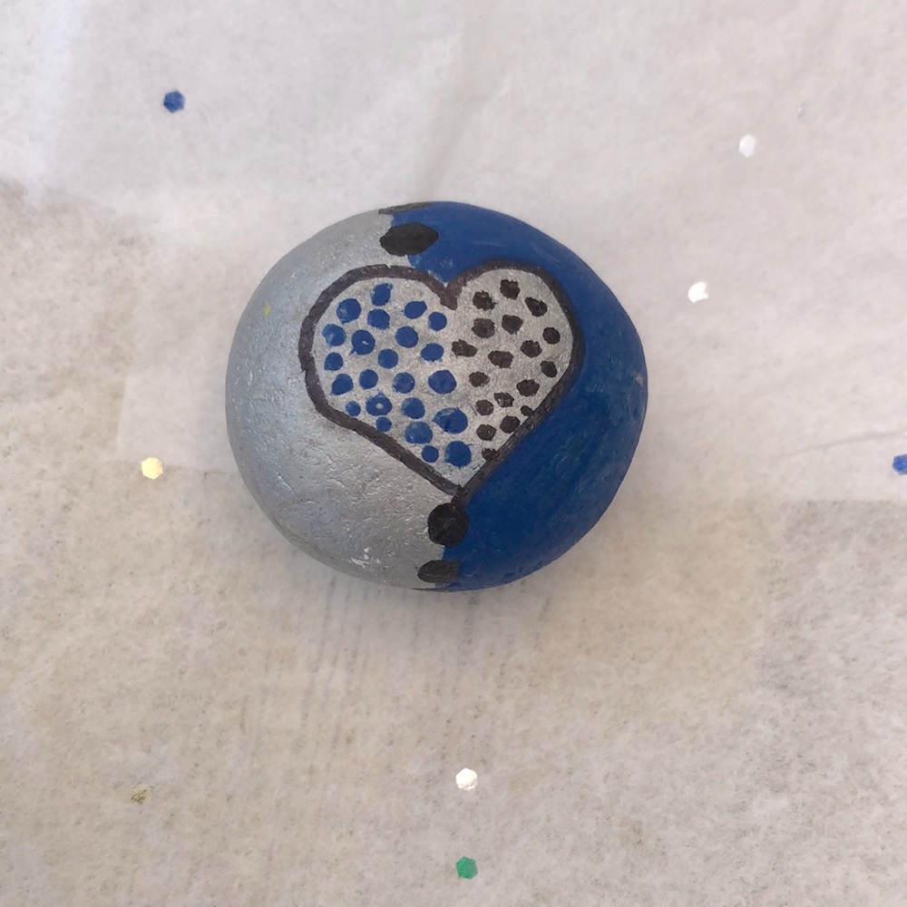 🦋 2/ $ 10 🦋 HAND PAINTED VALENTINE MINI TREASURE HEART ROCK